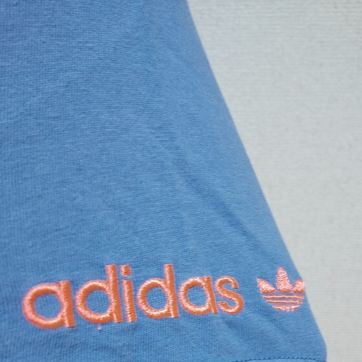アディダス半袖TシャツXS　ブルー/白/ピンク３色切替♪　三つ葉トレフォイルプリント adidas刺繍が素敵です！　少し斜行あり