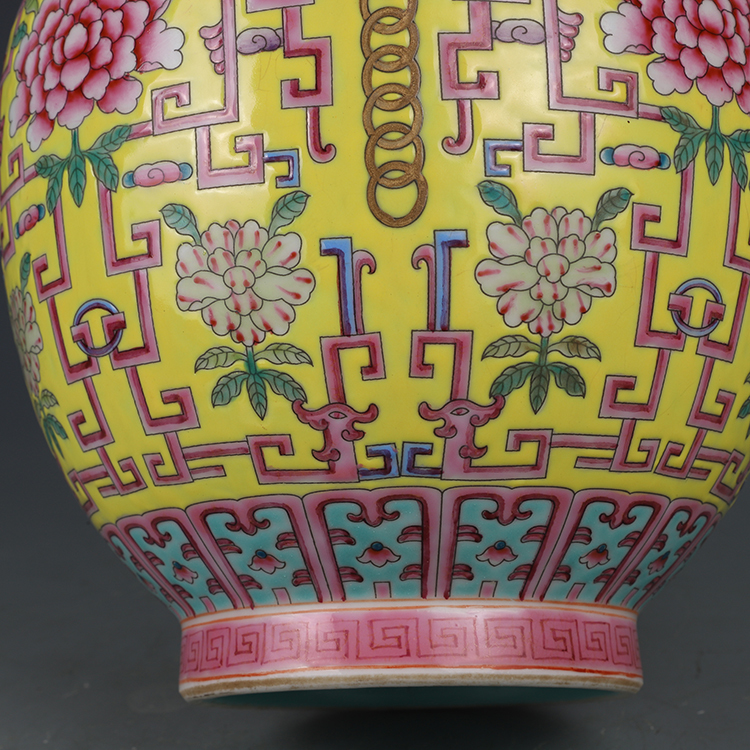 大清乾隆年製款 黄地粉彩牡丹花龍紋 花口花瓶！高さ31ｃｍ 直径17ｃｍ