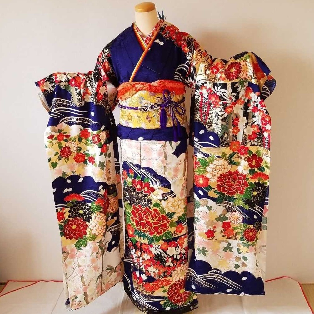 『新品・未仕立て品  』・ブランド椿姫・金駒刺繍・金彩加工・ 紋意匠 八掛付き 正絹 型友禅のお振袖です。