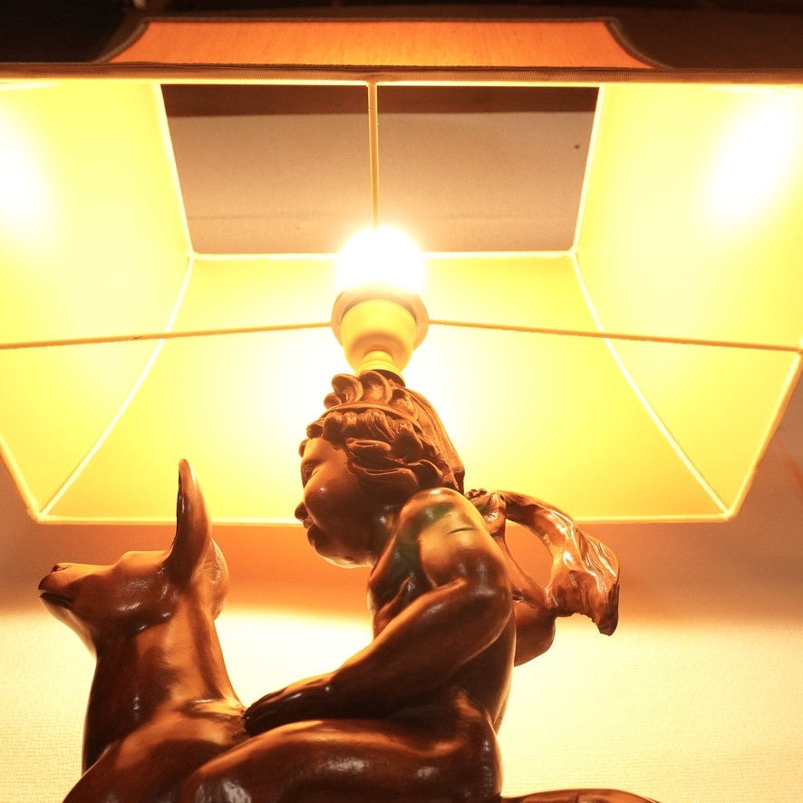 ビンテージ　一刀彫像テーブルライト　 スタンド照明　直径52㎝　高さ71㎝ 独特の感性光る一刀彫像が素晴らしい逸品　 ATN_画像3