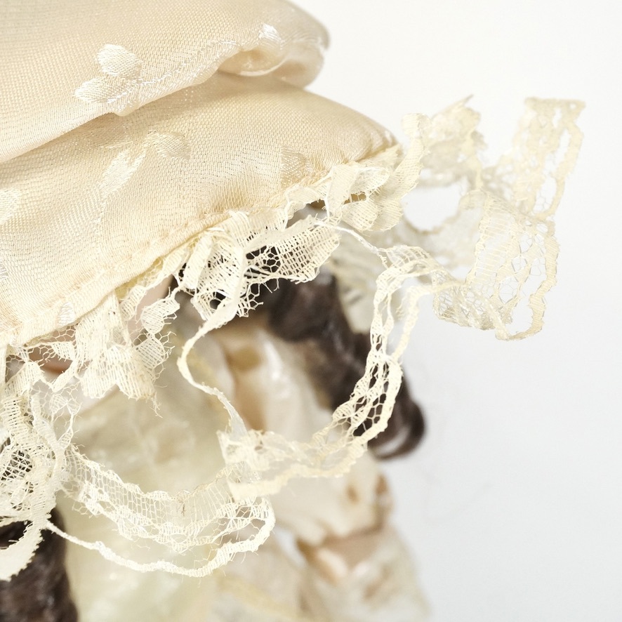 ビンテージ ビスクドール クロスボディ スタンド付き 高さ42㎝ 白一色の衣装を纏った日傘を持つ巻き髪のレディドール ATN_画像2