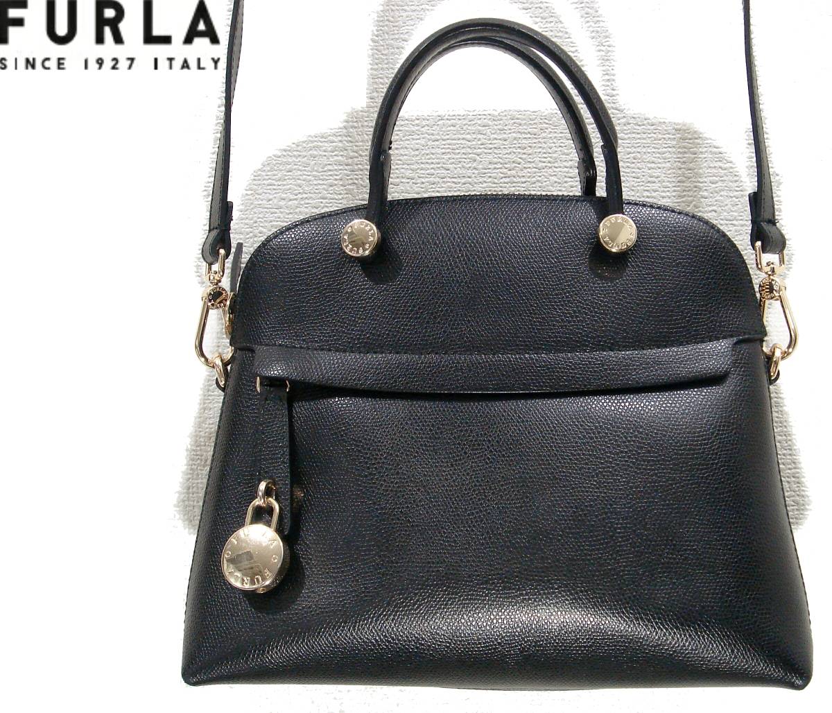 送料870円～FURLAパイパー2WAYショルダーバッグG6865黒ハンドバックPIPERブラック×ゴールド金具レザーストラップ ロックチャーム フルラ