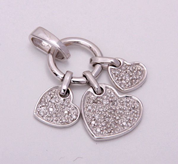 【初回限定お試し価格】 《質屋出品》k18WG★天然ダイアモンド0.20ct3つのハートペンダントトップ★C-5412 ダイヤモンド 【初回限定お試し価格】 《質屋出品》k18WG★天然ダイアモンド0.20ct3つのハートペンダントトップ★C-5412 ダイヤモンド