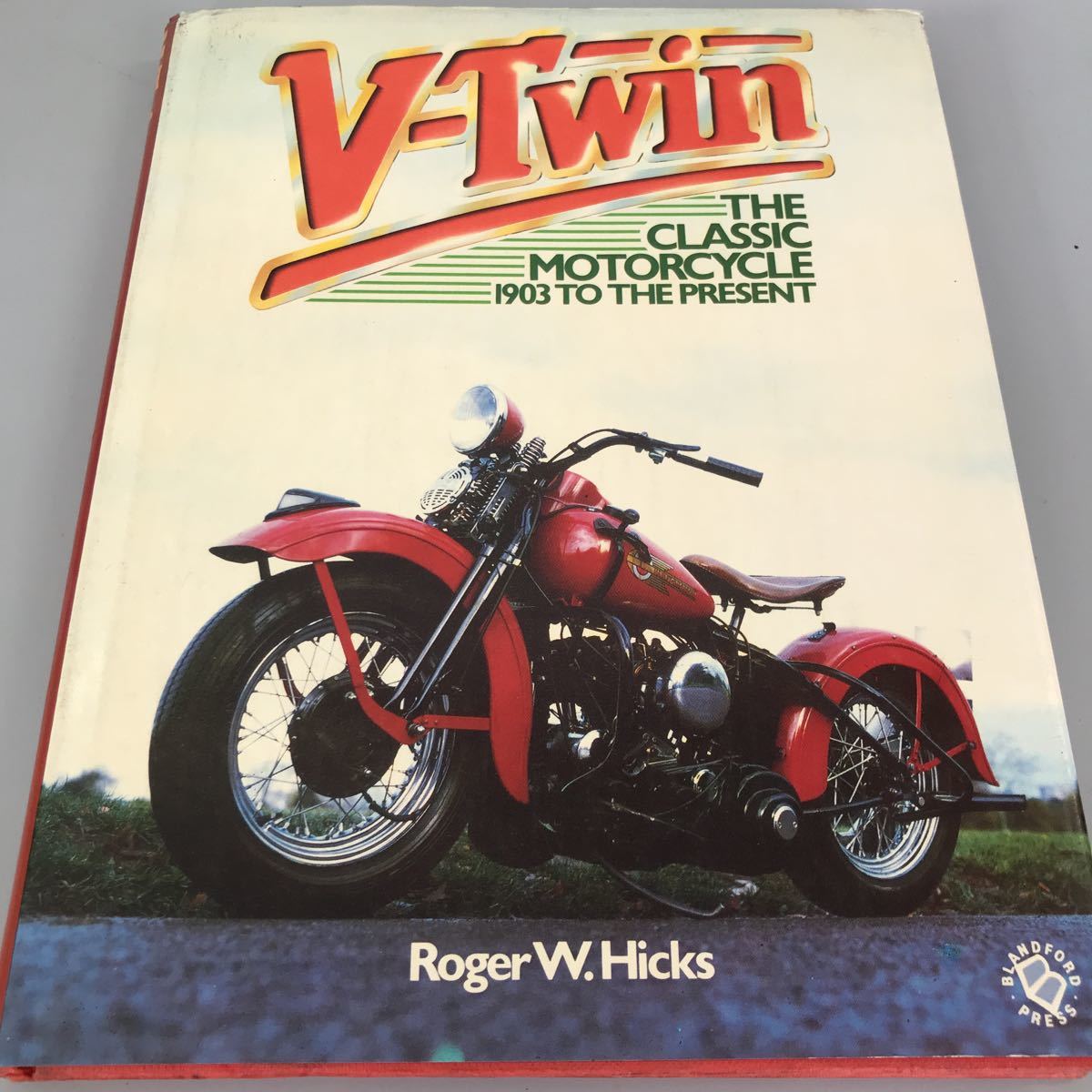 【中古品】洋書 V-Twin THE CLASSIC MOTORCYCLE 1903 THE PRESENT /Roger W.Hicks /Harley-Davidson/INDIAN_画像1