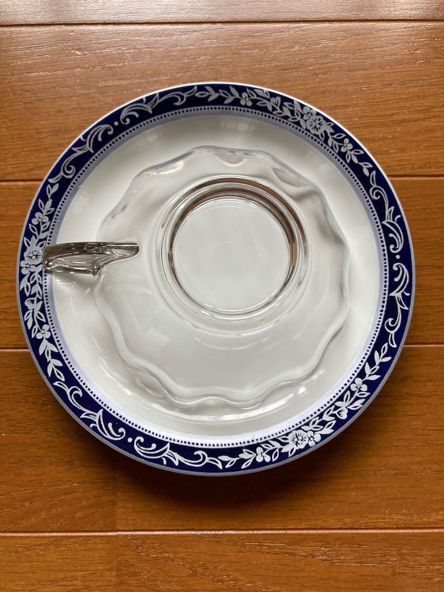 ガラスのデザートカップとお皿5客セットです。カップの上部は綺麗な曲線になっており、銀のコーティングが施されています。