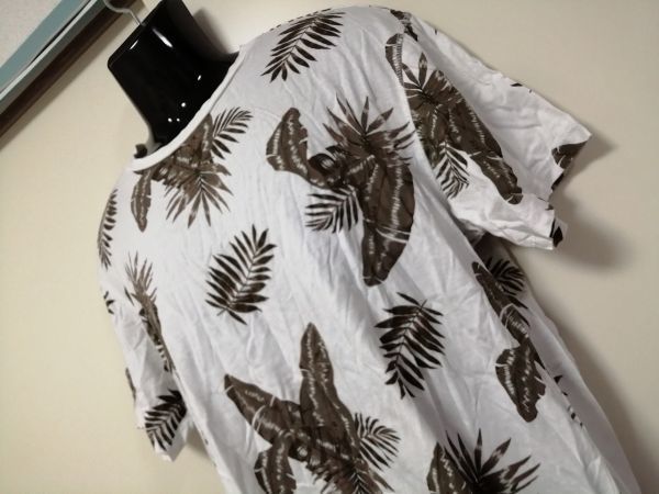 kkaa1490 ■ Bershka ■ ベルシュカ Tシャツ カットソー トップス 半袖 植物柄 南国風 ボタニカル コットン 白 L_画像4