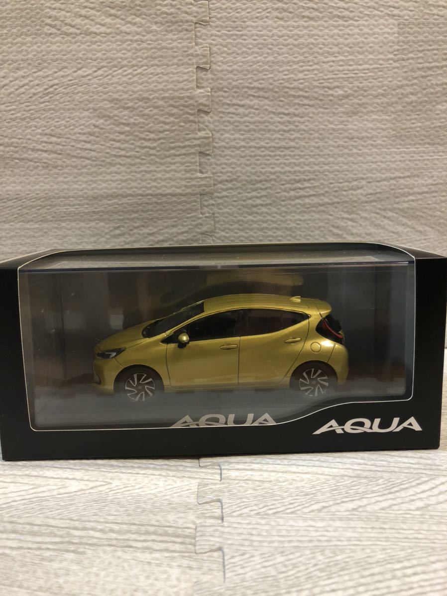 1/30 トヨタ 新型アクア AQUA カラーサンプル ミニカー 非売品　ブラスゴールドメタリック_画像1