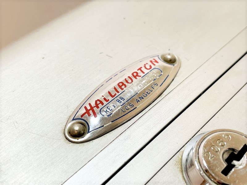 希少の赤ハリ HALLIBURTON ハリバートン ZERO HALLIBURTON
