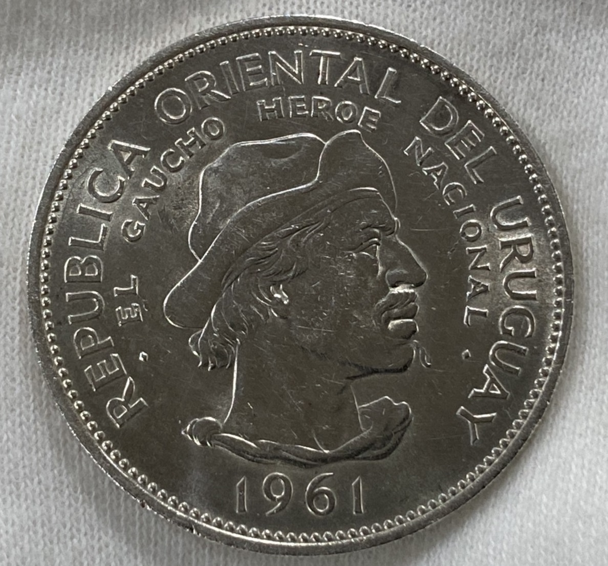 コイン ★GN24 ウルグアイ 1961年 10ペソ 銀貨 量目 約12.42g 約32.8mm 厚1.6ｍｍ 比重10.3 硬貨 レトロ 骨董 ヴィンテージ 銀GNK_画像2