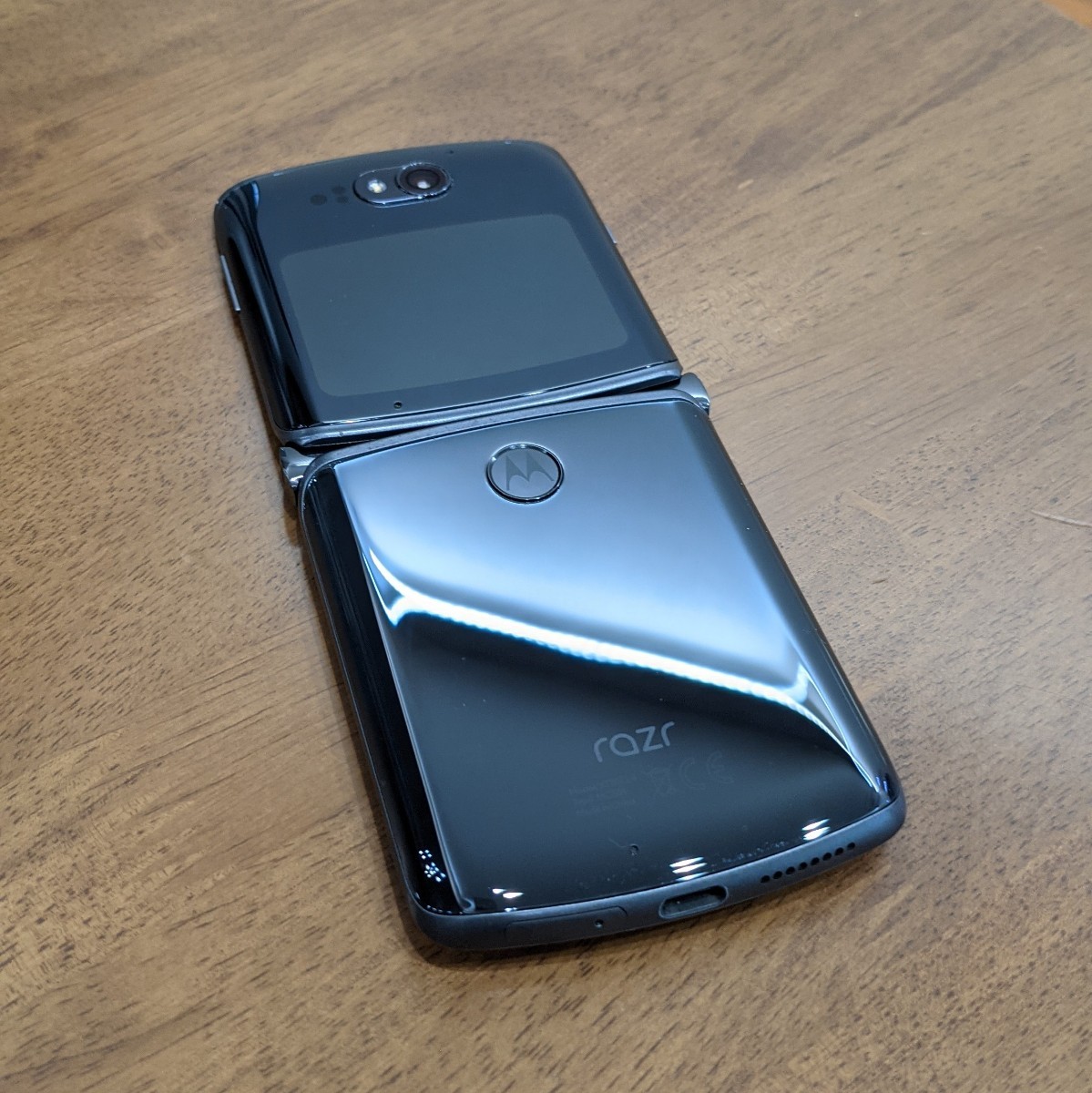 国内版SIMフリー】motorola razr 5G/ポリッシュグラファイト 国内版SIMフリー】motorola razr 5G/ポリッシュグラファイト