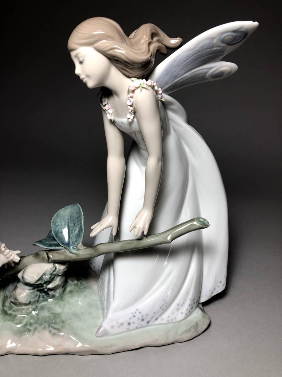 TIF06 フィギュリン 置物 LLADRO リヤドロ No.8293 世界限定1500本 「フェアリーテール」 薔薇・妖精 台・ガラスケース付_画像2