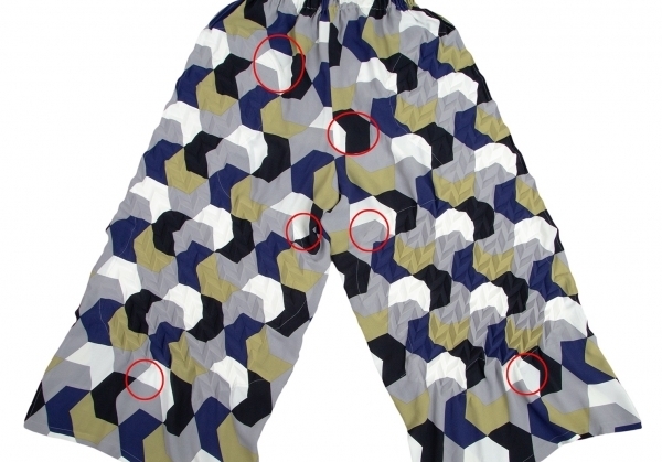 イッセイミヤケISSEY MIYAKE エンボスプリーツ幾何学柄ワイドパンツ