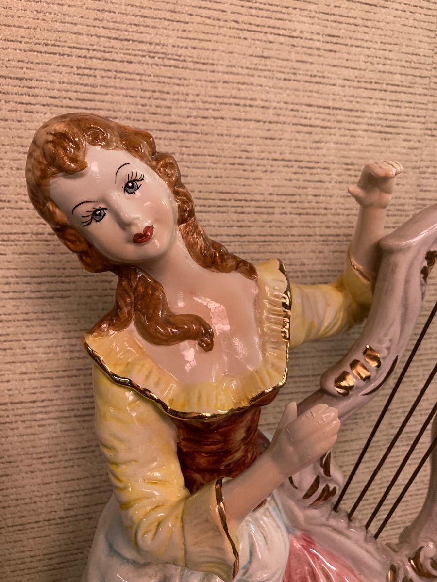 ハープを弾く女性の陶器人形置物