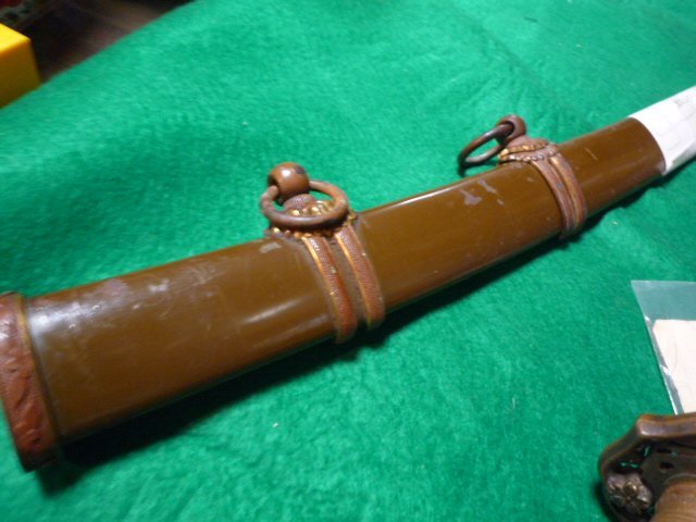 94式軍刀の拵え本身入り鍔は透かし鍔中身は無銘の脇差が入っています