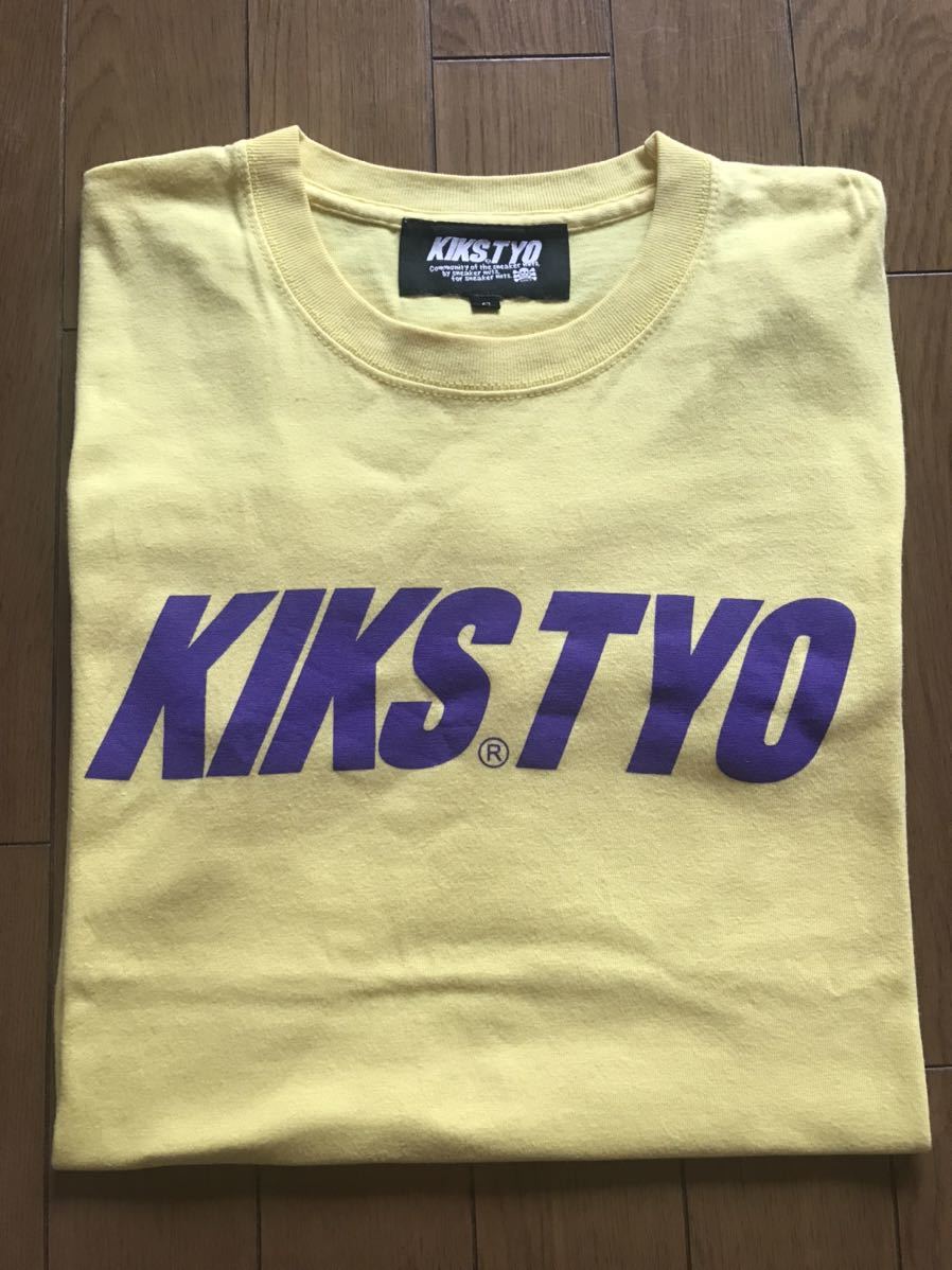 KIKS TYO Logo Tee Sサイズ キックスティーワイオー ロゴプリント　Tシャツ　イエロー×パープル　 半袖　レイカーズカラー　黄色_画像1