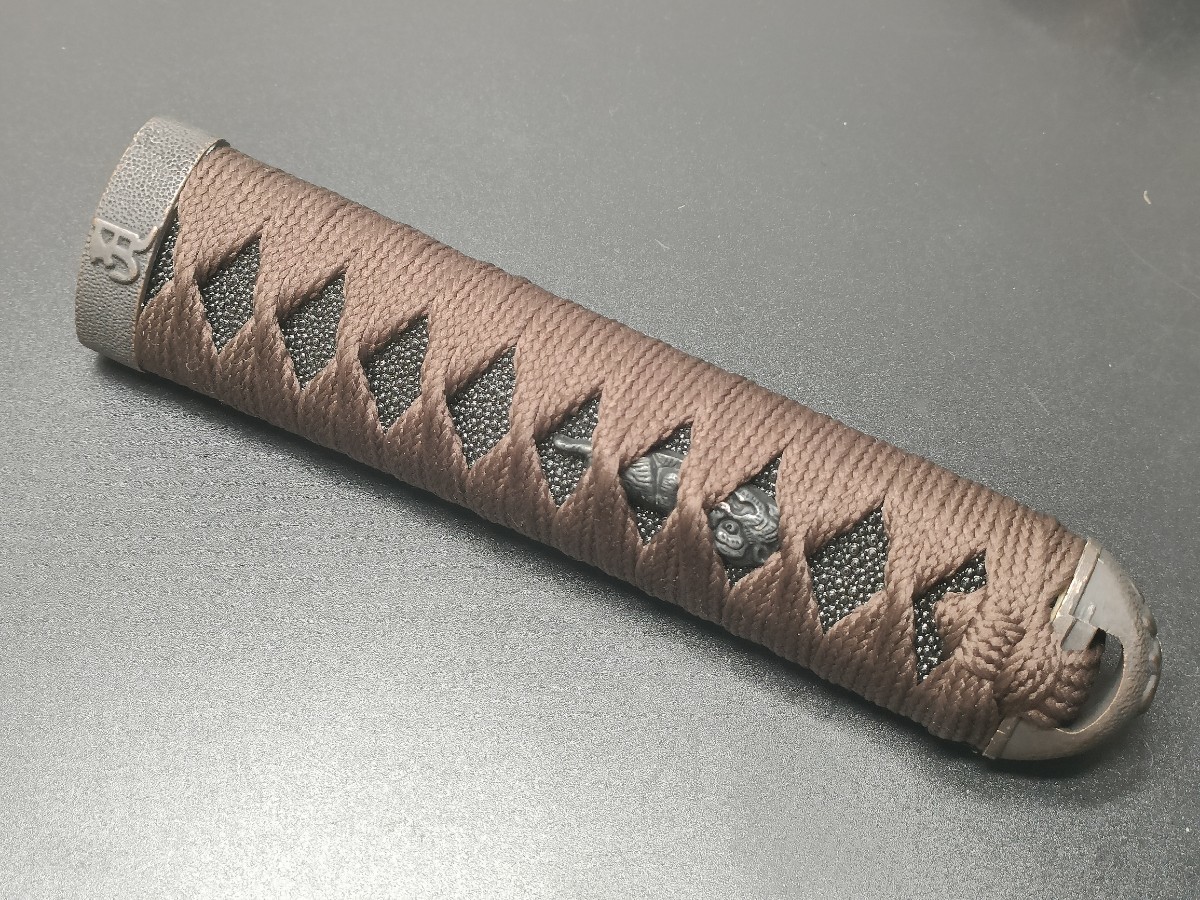 日本刀柄　大刀柄　目釘付き　居合刀用　新品　全長約15CM 本鮫皮木製綿巻