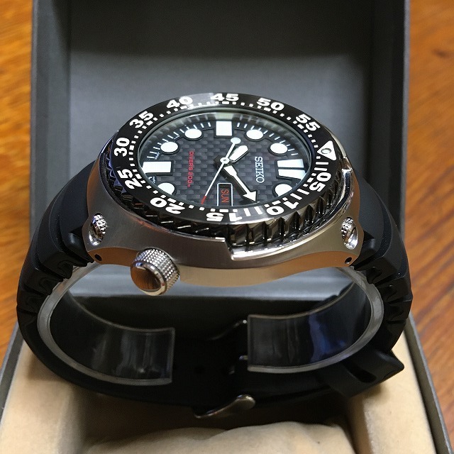 送料無料 セイコー ダイバー 美品 7N36型 バズソー SEIKO DIVERS 200m 稼動品 ブラックカーボンフェイス 新品ベルト装着 SEIKO