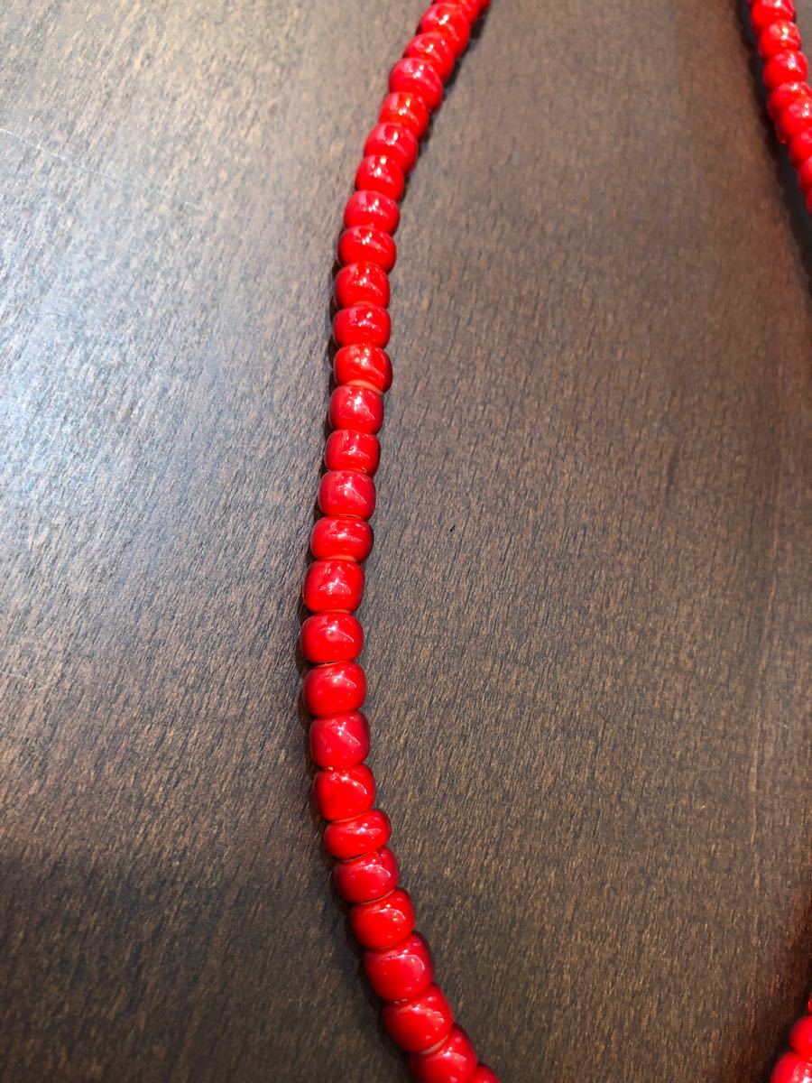 レッドビーズ(赤色)ホワイトハーツ約6.2ミリ幅前後マクラメネックレス(鹿革紐3ミリ吟付焦げ茶色)100粒ネックレス