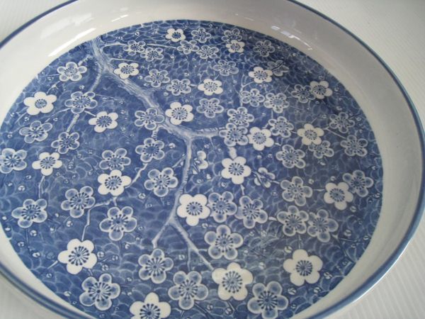 【N12R385】陶器の深鉢　梅柄　盛皿　大皿　　サイズ（約）：外径30×H6㎝_画像1