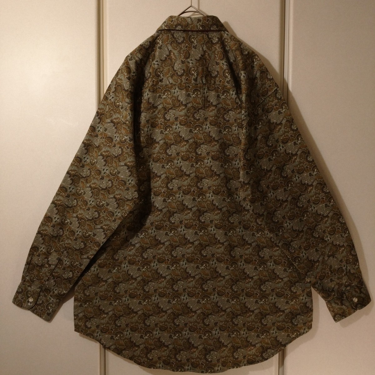 総柄 シャツ + ネクタイ レトロ古着 ゆるダボな古着ファッション 総柄 シャツ + ネクタイ レトロ古着 ゆるダボな古着ファッション