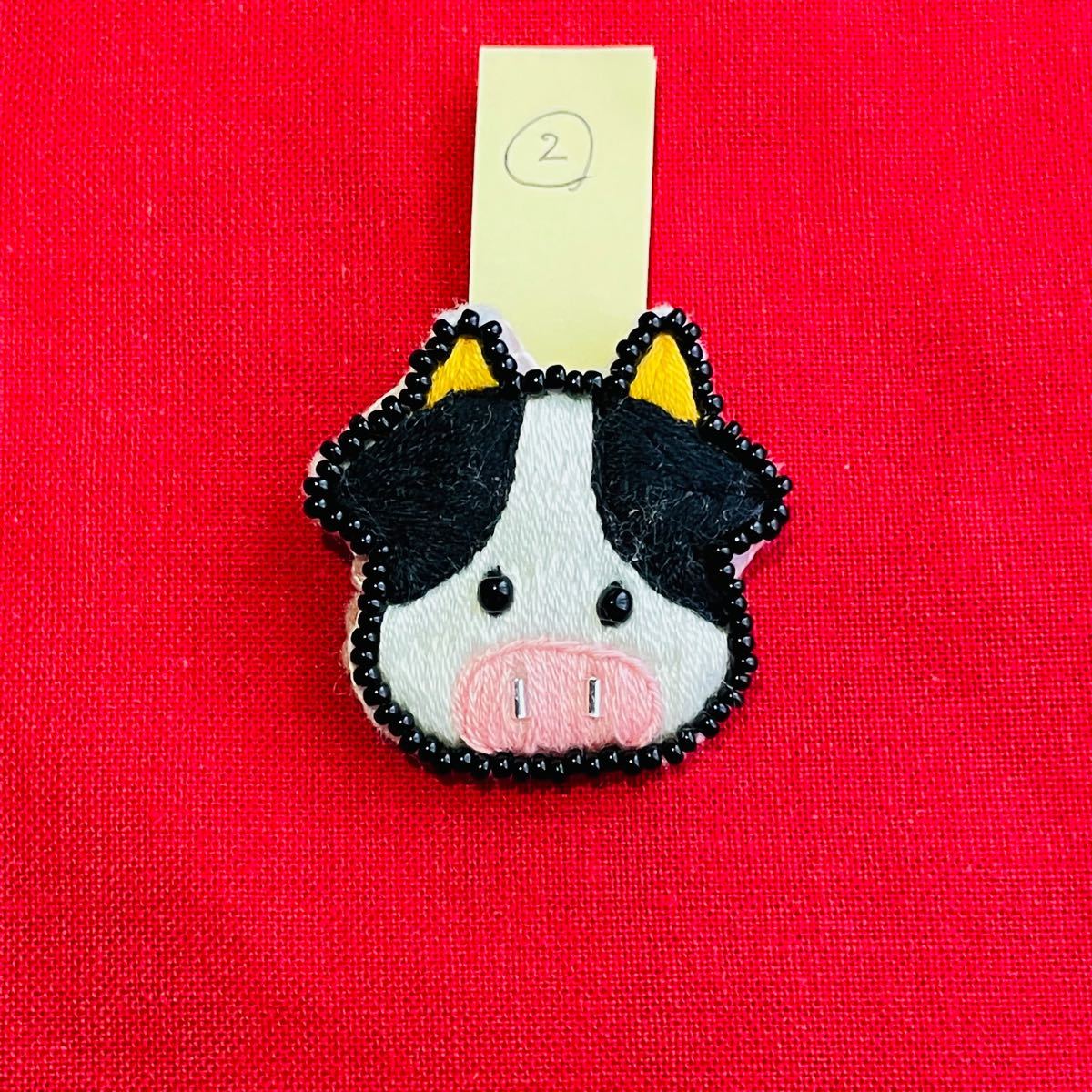 ハンドメイド 手作り ブローチ アクセサリー 刺繍 ビーズ 牛 牛柄 cow