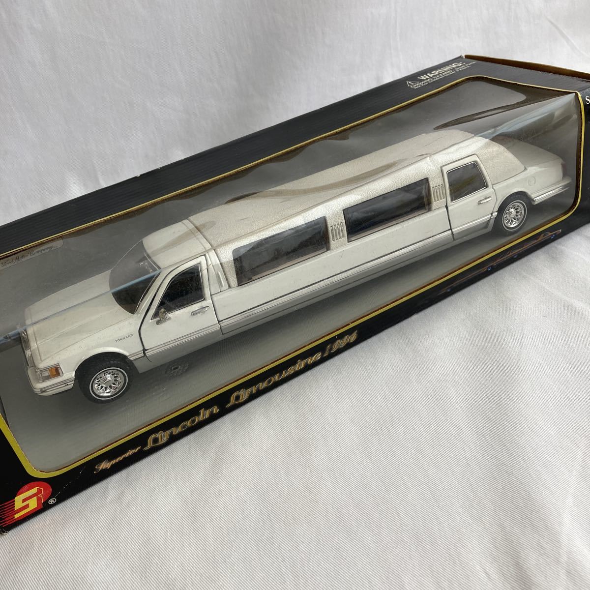 SS0701W サニーサイド 1/24スケール　Superior Lincoln limousine 1996 白 リンカーンリムジン ★ma-232_画像1
