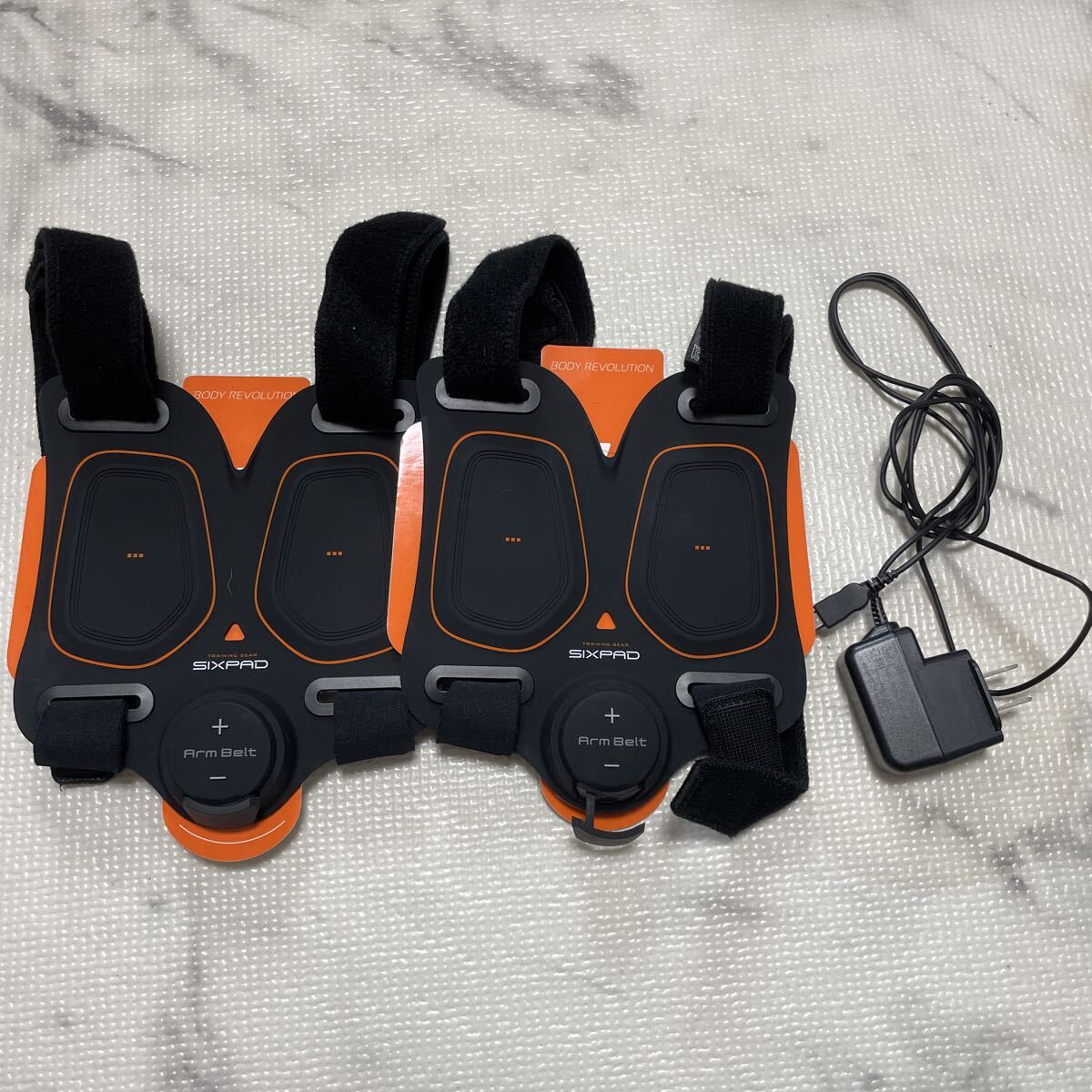 SIXPAD Arm Belt本体2台 充電器 純正ジェルパッド付_画像1