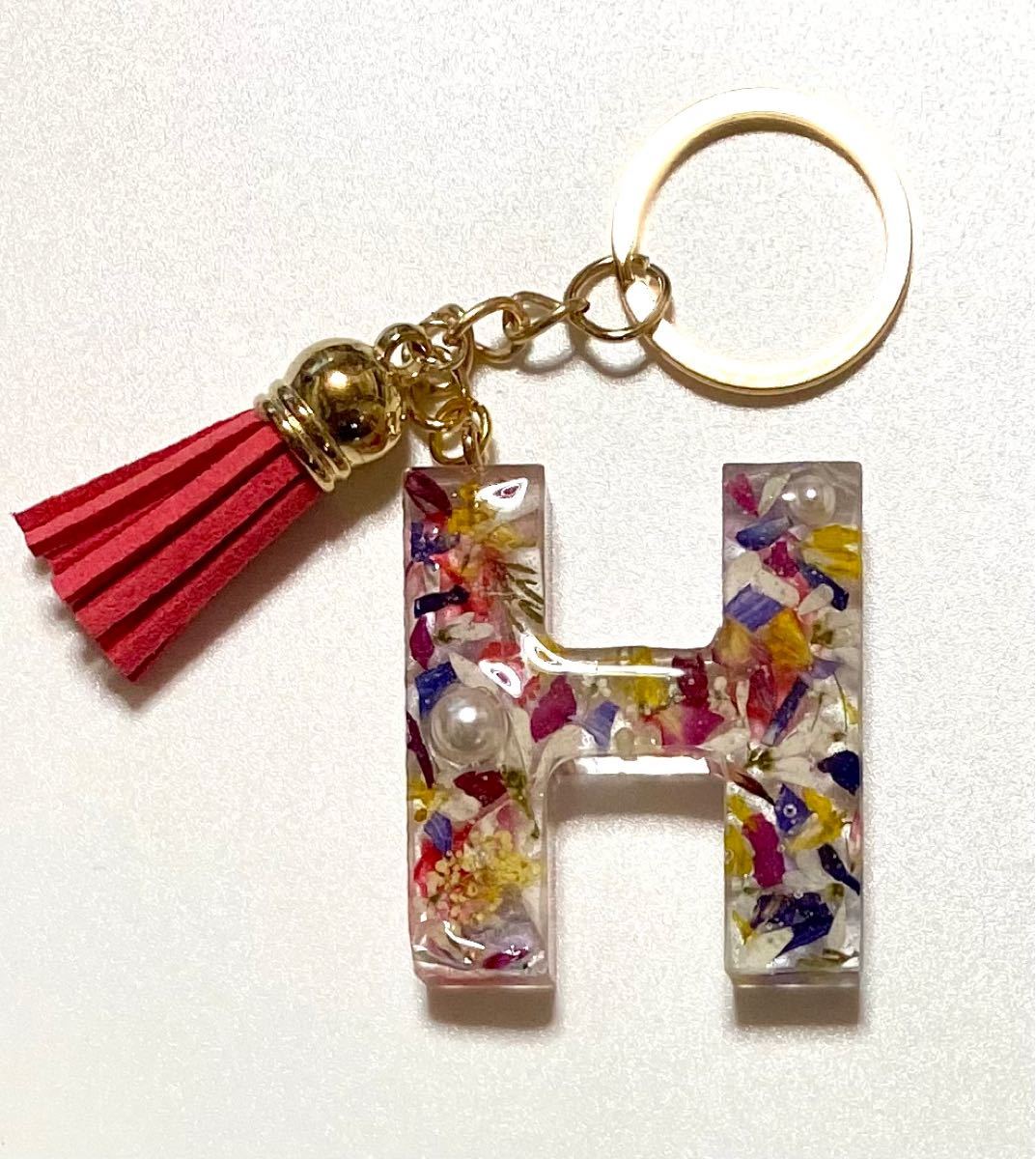 イニシャル　キーホルダー　頭文字　Ｈ　赤　黄　白　青　カラフル　花びら　散りばめ　お花柄　押し花　パール　ハンドメイド　エポキシ