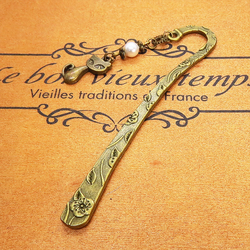  antique Gold. cat motif . pearl.. pretty book marker . book mark Swarovski pearl floral print pattern 