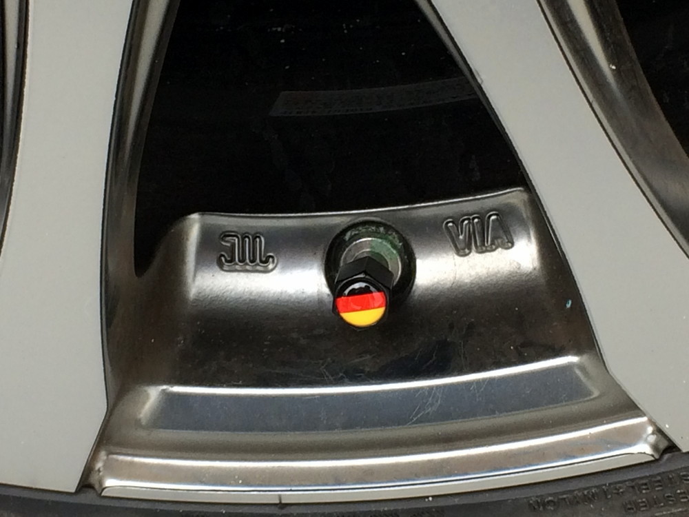 国旗柄 汎用 エアバルブ キャップ ドイツ キーホルダー付き ブラック BMW ベンツ メルセデス AUDI アウディ フォルクスワーゲン スマート_画像1