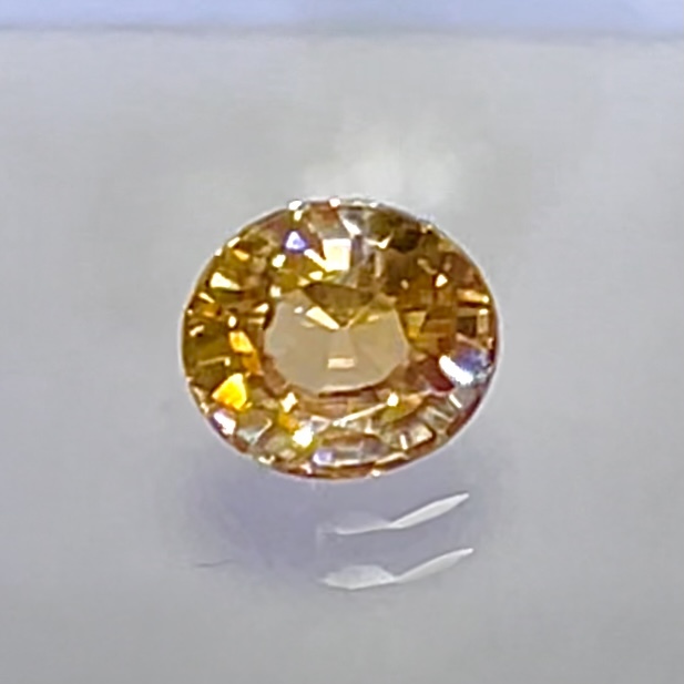 天然　未処理　非加熱　ジルコン　ルース　ファンシーカット　1.545ct　裸石　宝石　新品未使用　綺麗_虹色に発光している様子を撮影