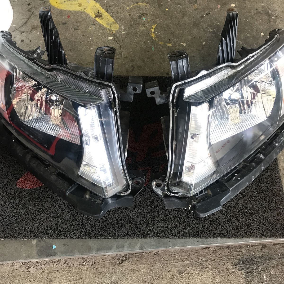 ホンダ　ヘッドライト 左右セット モビリオスパイク　gk1 後期　HID 塗装済み_画像1