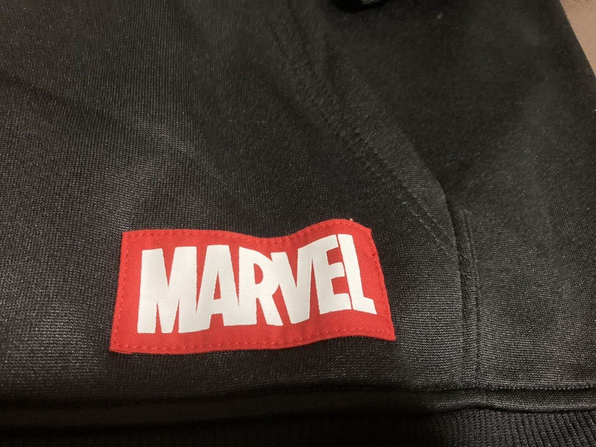 美品MARVEL黒、ロゴ白、ラインロゴ入り、ストレッチパーカ　サイズLL_画像2