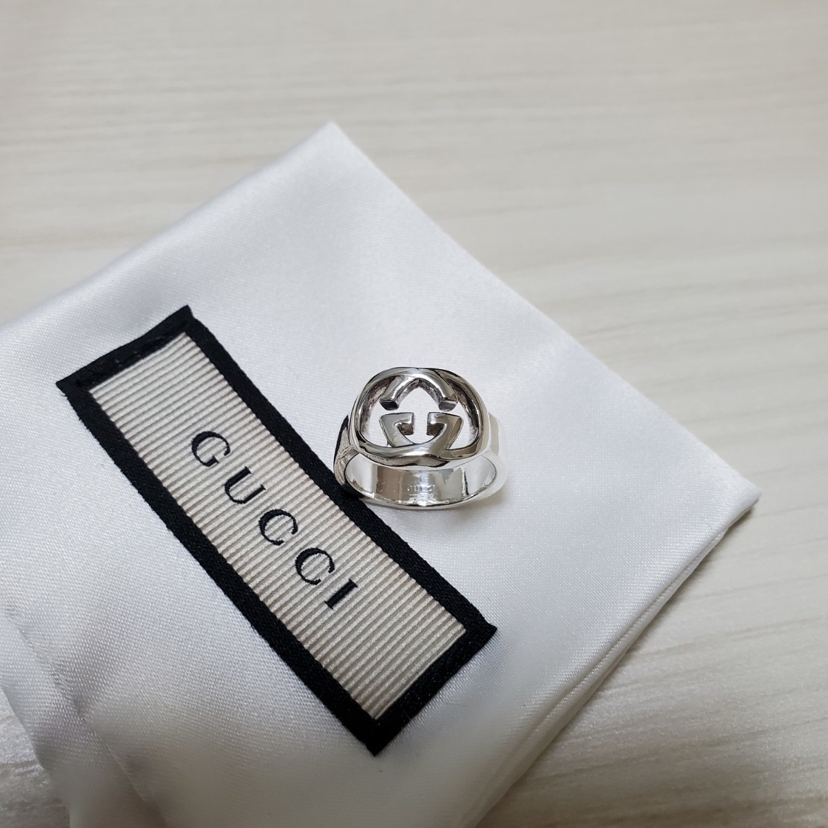 GUCCI グッチ インターロッキング シルバーリング 白い GUCCI グッチ インターロッキング シルバーリング 白い