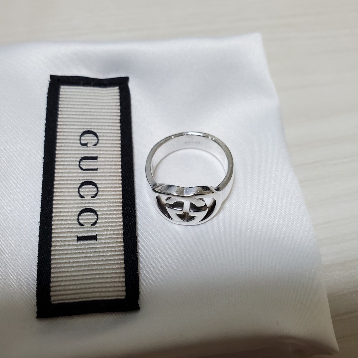 GUCCI グッチ インターロッキング シルバーリング 白いグッチロゴのポーチ保存袋付き サイズ9号～10号程度 指輪 ピンキー