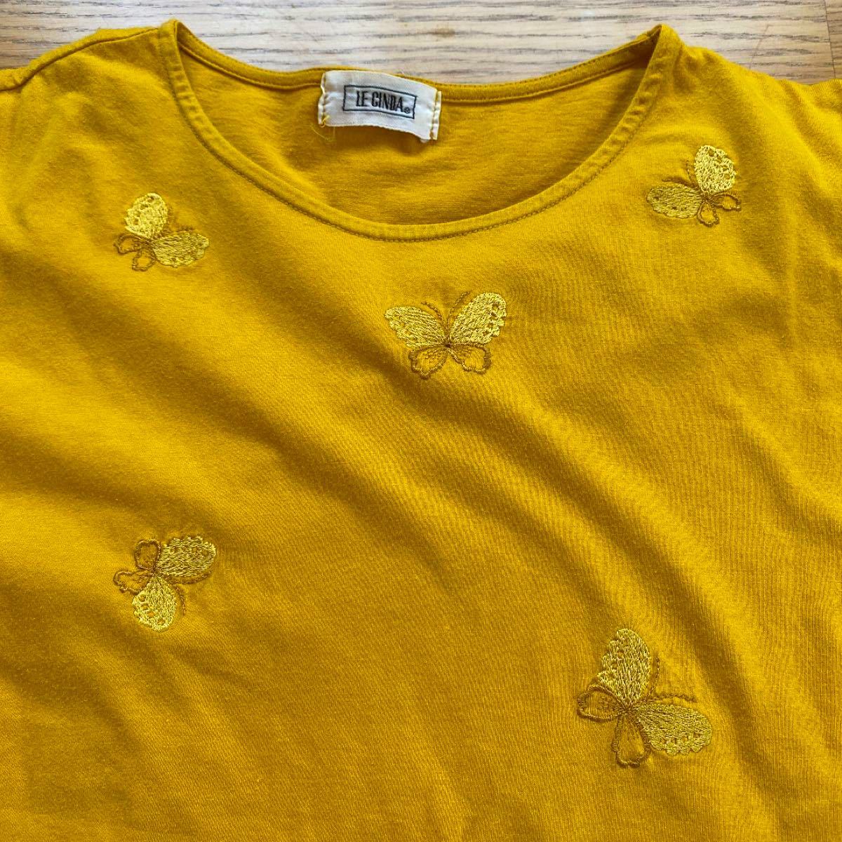 蝶の刺繍　マスタードイエロー　カットソーTシャツ