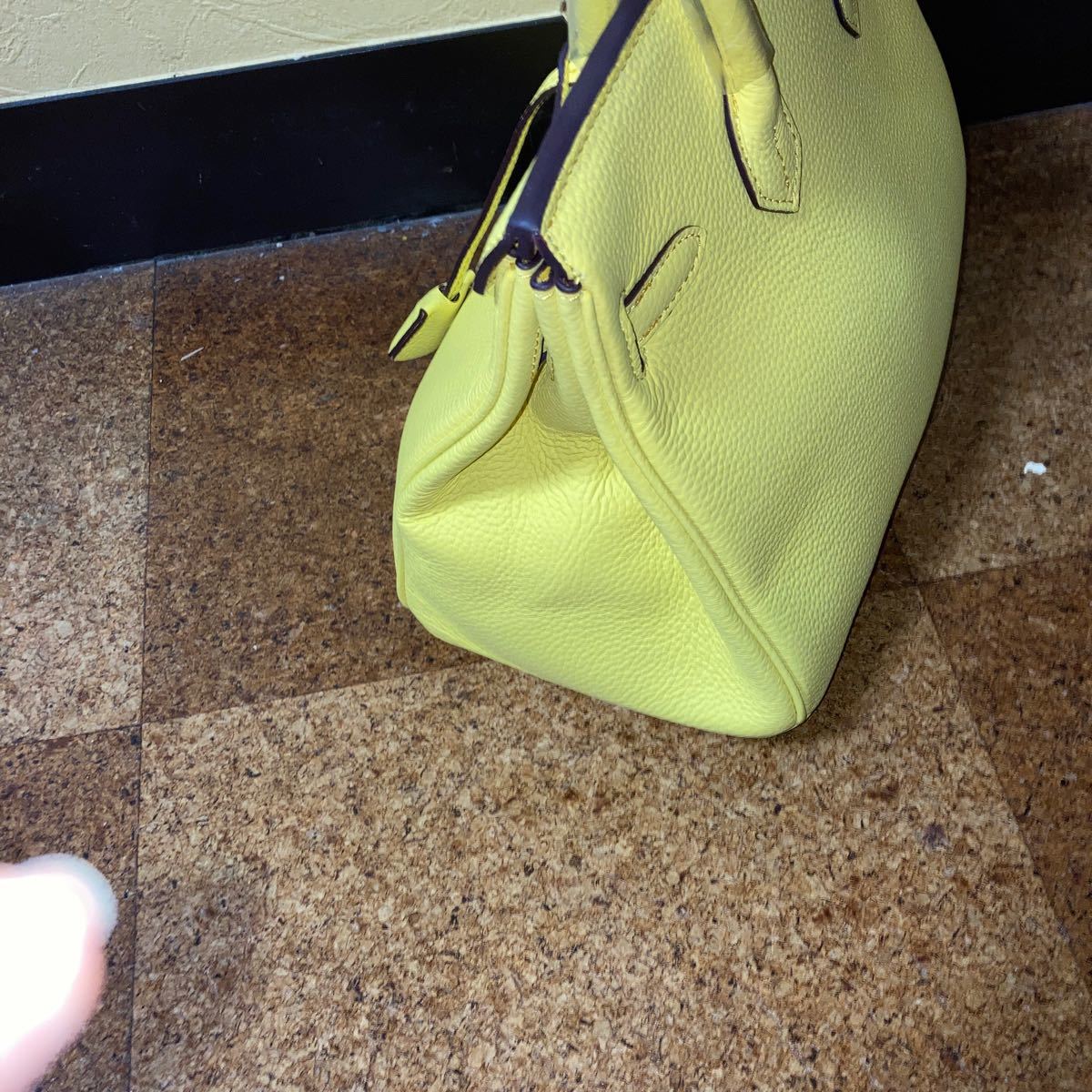本革　綺麗な黄色のバッグ