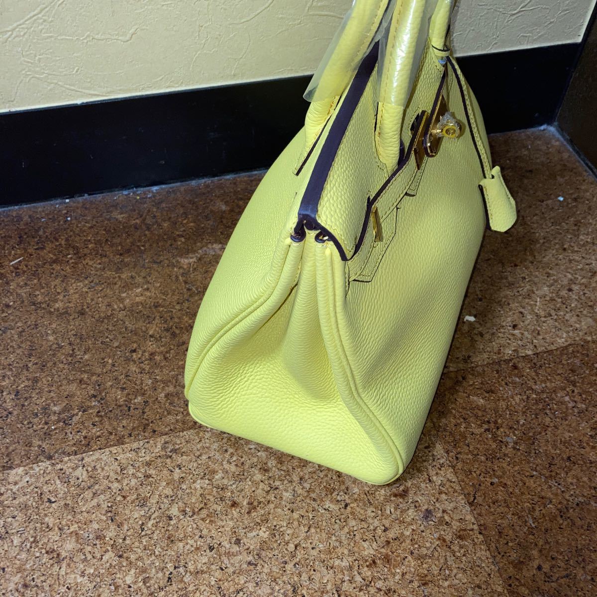 本革　綺麗な黄色のバッグ