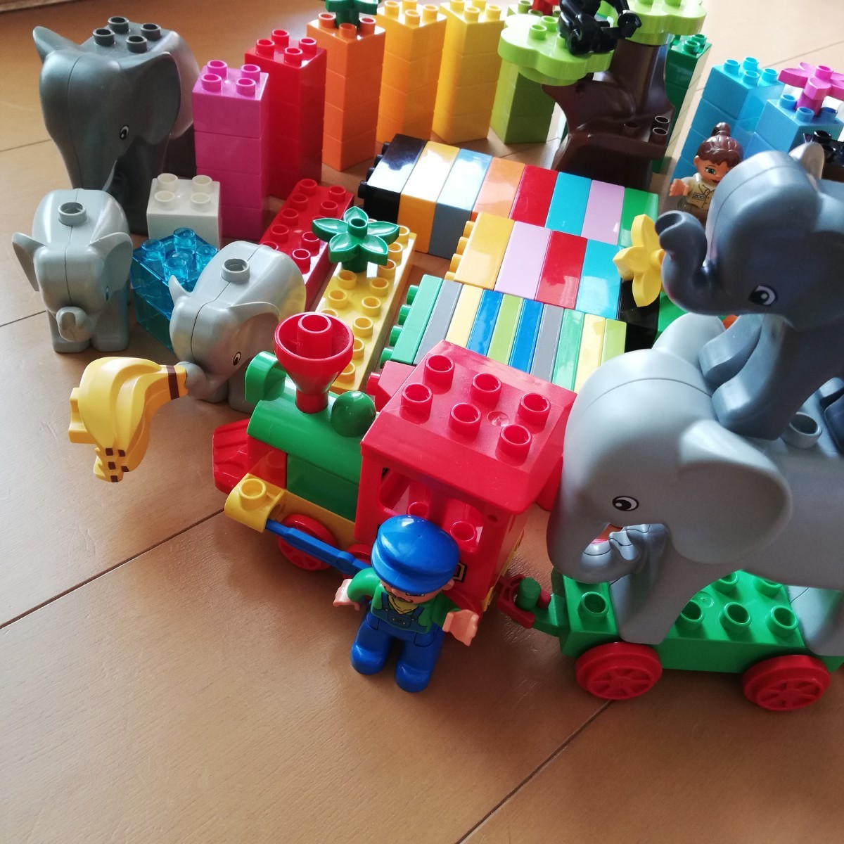 レゴデュプロ　レゴ　デュプロ　LEGO duplo どうぶつえん　動物トレイン　汽車　食べ物パーツ　カラフルな基本パーツ　他