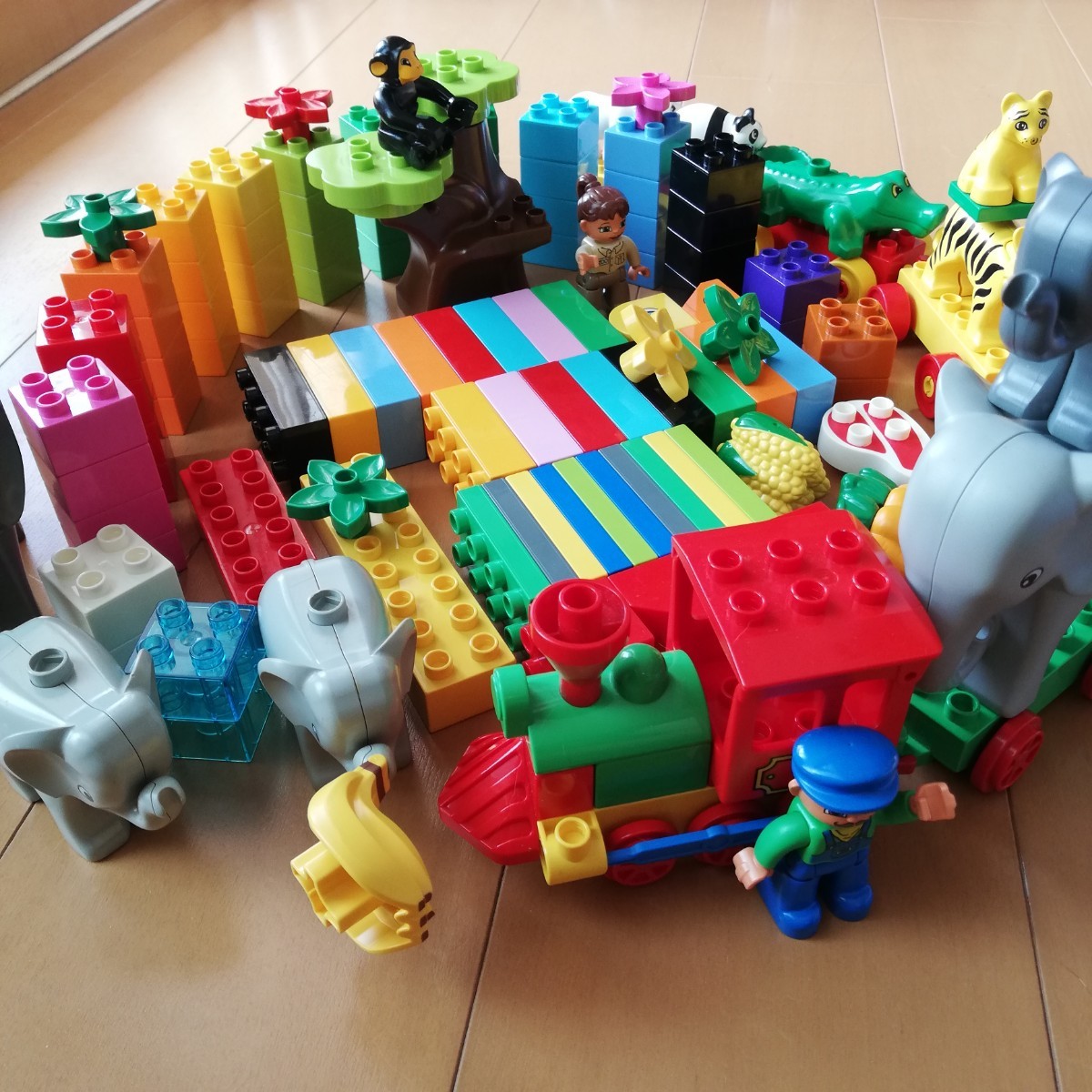 レゴデュプロ　レゴ　デュプロ　LEGO duplo どうぶつえん　動物トレイン　汽車　食べ物パーツ　カラフルな基本パーツ　他