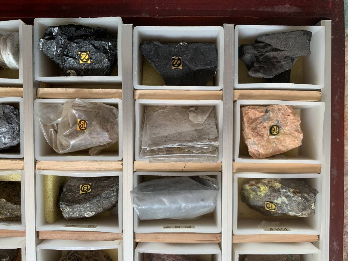 地質標本】 天然鉱物・鉱石・岩石・化石標本25種セット 木箱入り 地質標本】 天然鉱物・鉱石・岩石・化石標本25種セット 木箱入り