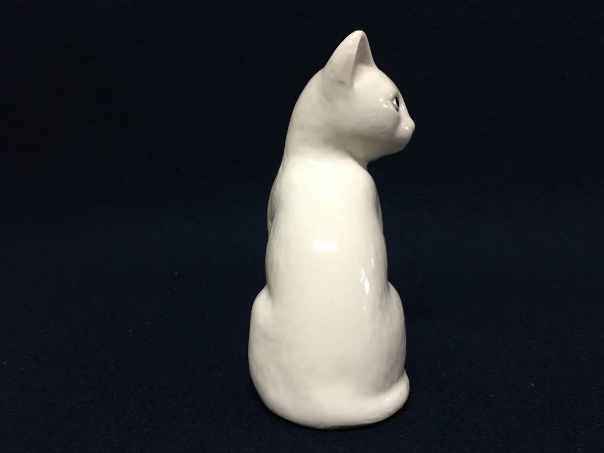 ★【逸品堂】★ 小難有り 耳に小傷 白い猫 ネコ ねこ ホワイトキャット 欧米風な 上品な子猫 置物 白磁 焼き物 陶器 磁器 インテリア 珍品_画像3