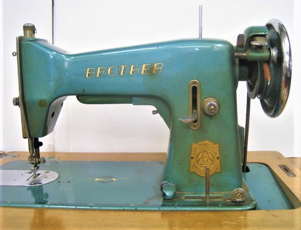 [ Tokyo . middle pawnshop .. san ] rare antique retro antique goods stepping sewing machine Brother BROTHER