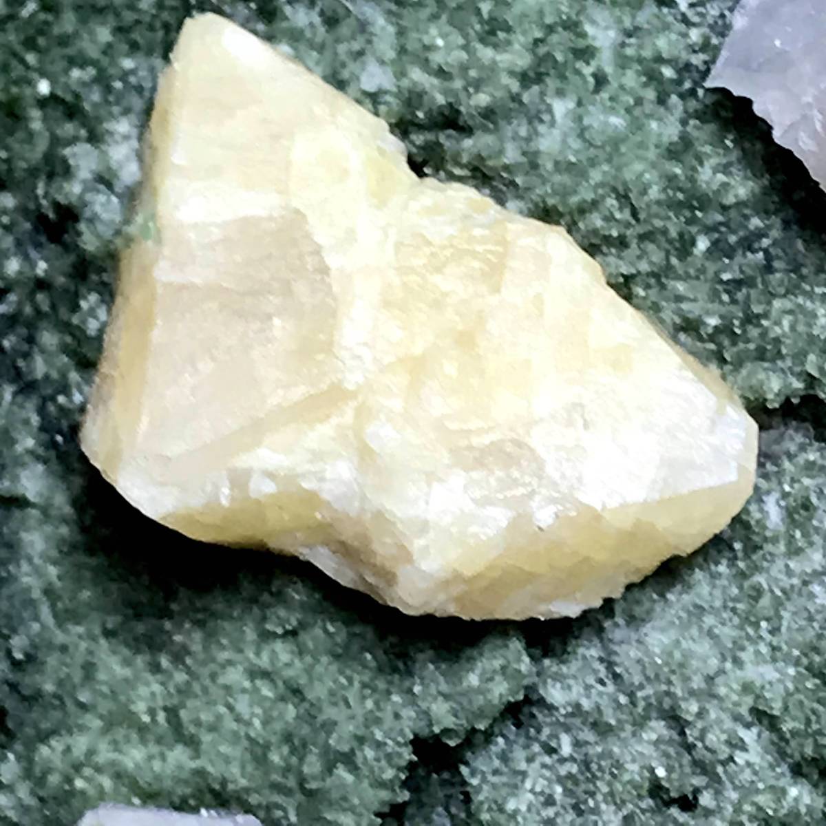 【超珍品】灰重石、エメラルド、方解石の共生（中国産鉱物標本）の画像5