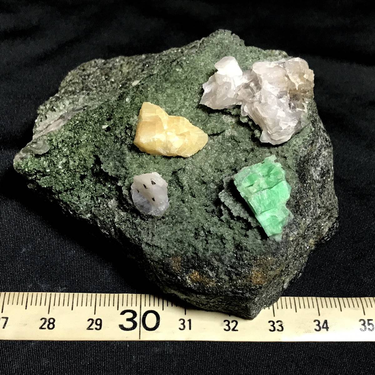 【超珍品】灰重石、エメラルド、方解石の共生（中国産鉱物標本）の画像1