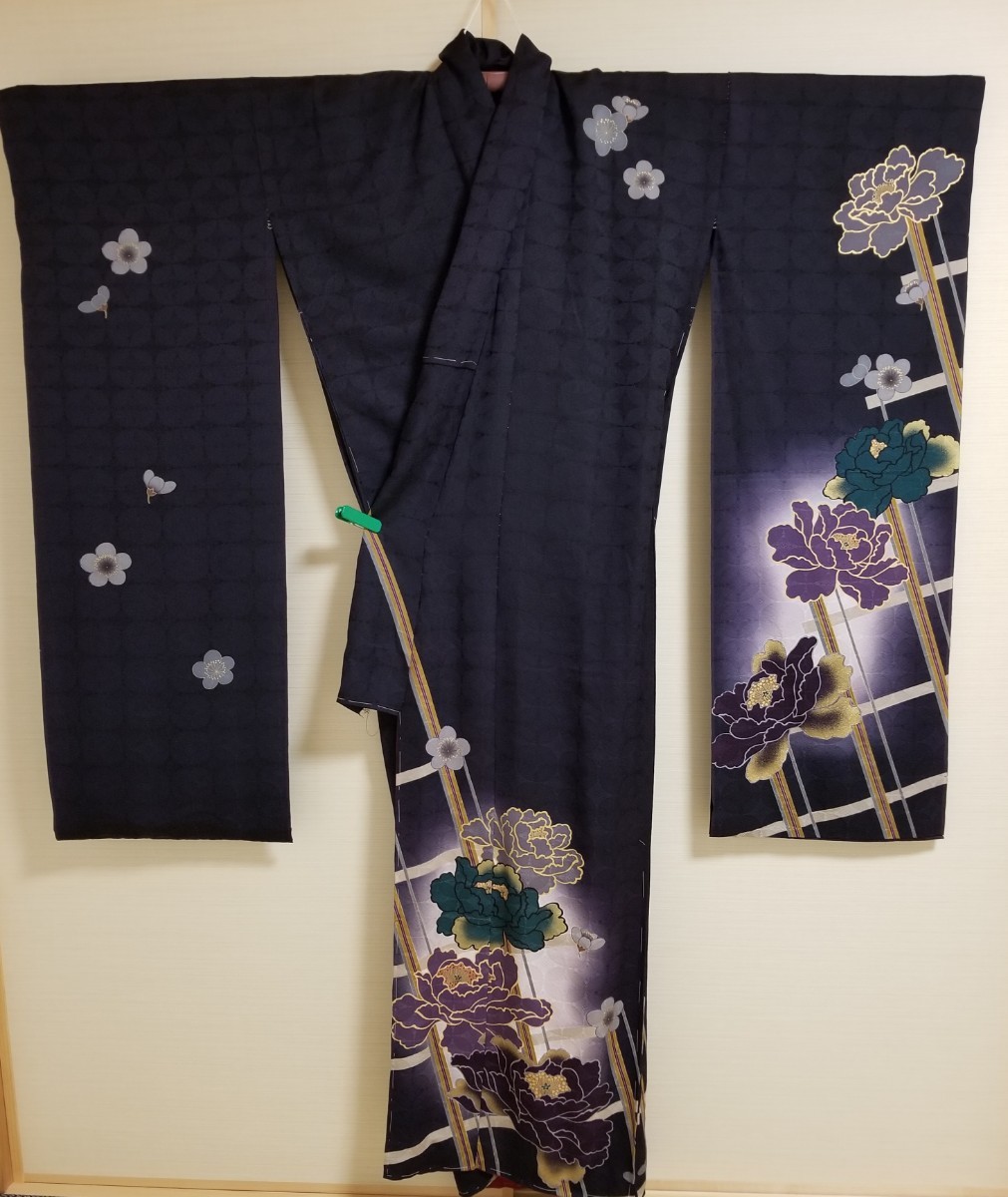 新品・未仕立て品』仮絵羽・正絹・七宝柄地紋に牡丹と梅柄金彩加工入り