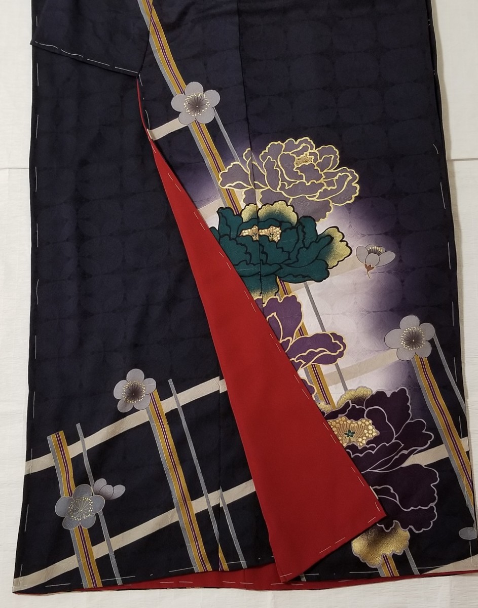 新品・未仕立て品』仮絵羽・正絹・七宝柄地紋に牡丹と梅柄金彩加工入り