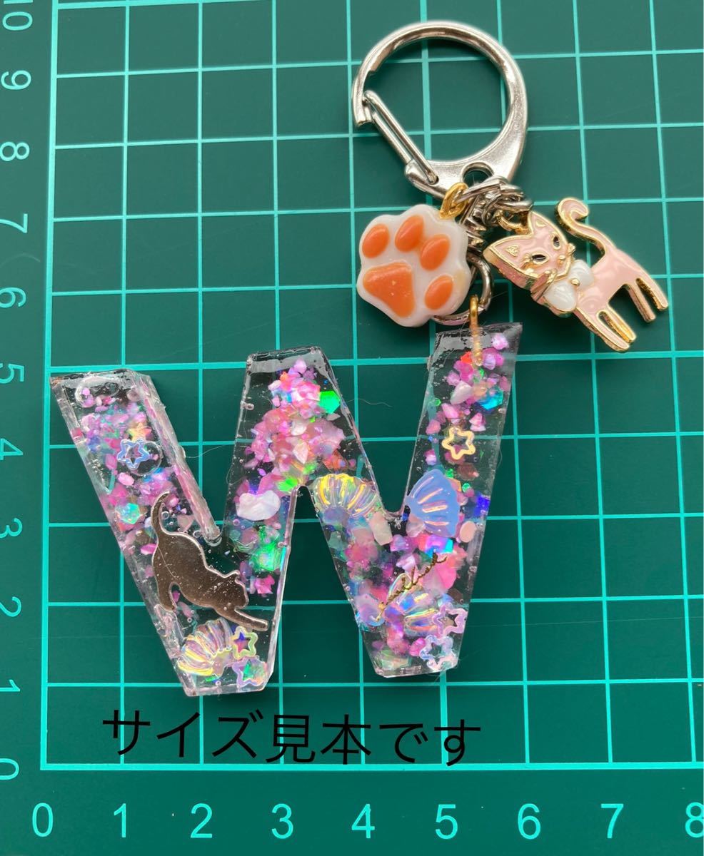 イニシャルキーホルダー　レジンハンドメイド　ピンクのお花　猫　ドライフラワー　バックチャーム　イニシャルＯ