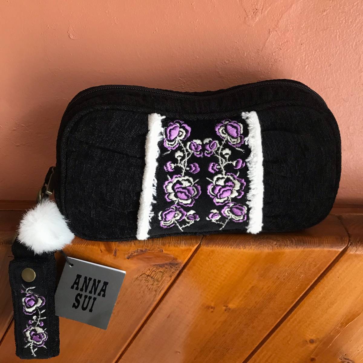  free shipping new goods Anna Sui mo Como ko pouch rose rose embroidery ANNA SUI black black flower butterfly charm attaching cosme pouch make-up pouch 