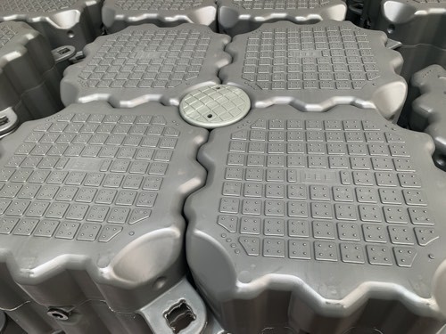 SUPのベースに、組合せ自在な桟橋/浮きBEEフロート1m x 1m サイズ SUPのベースに、組合せ自在な桟橋/浮きBEEフロート1m x 1m サイズ